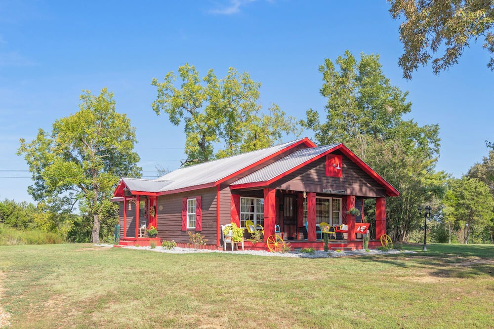 Lexington Cabin | Tennessee Homeplace between Jackson and Lexington, TN, 12 minutes from I-40