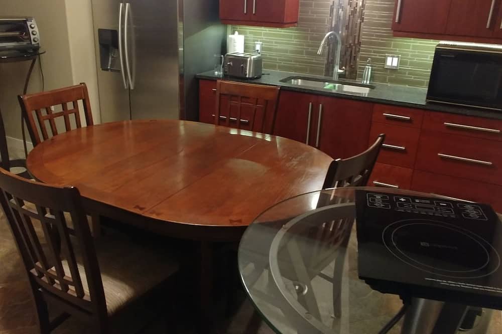 Rosenort House | Quiet place for the working man to rest. Starlink wifi, private rooms.