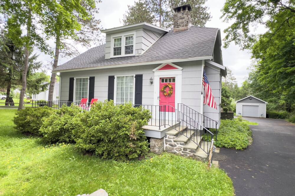 Skytop House | Spacious, relaxing 5BR/3BA Pocono home in Skytop, PA with fenced-in backyard
