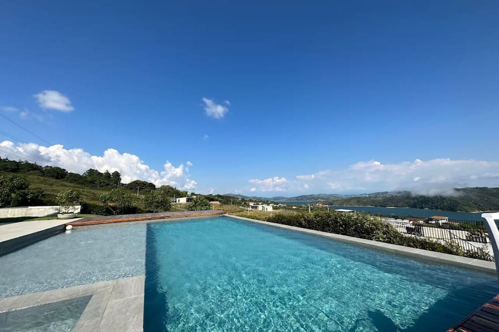 Calima Villa | CASA DE LUJO CON INCREIBLE VISTA AL LAGO CALIMA