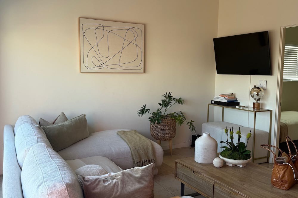 Sand Section Condo | Beautiful 3-bedroom condo with AC in Manhattan Beach