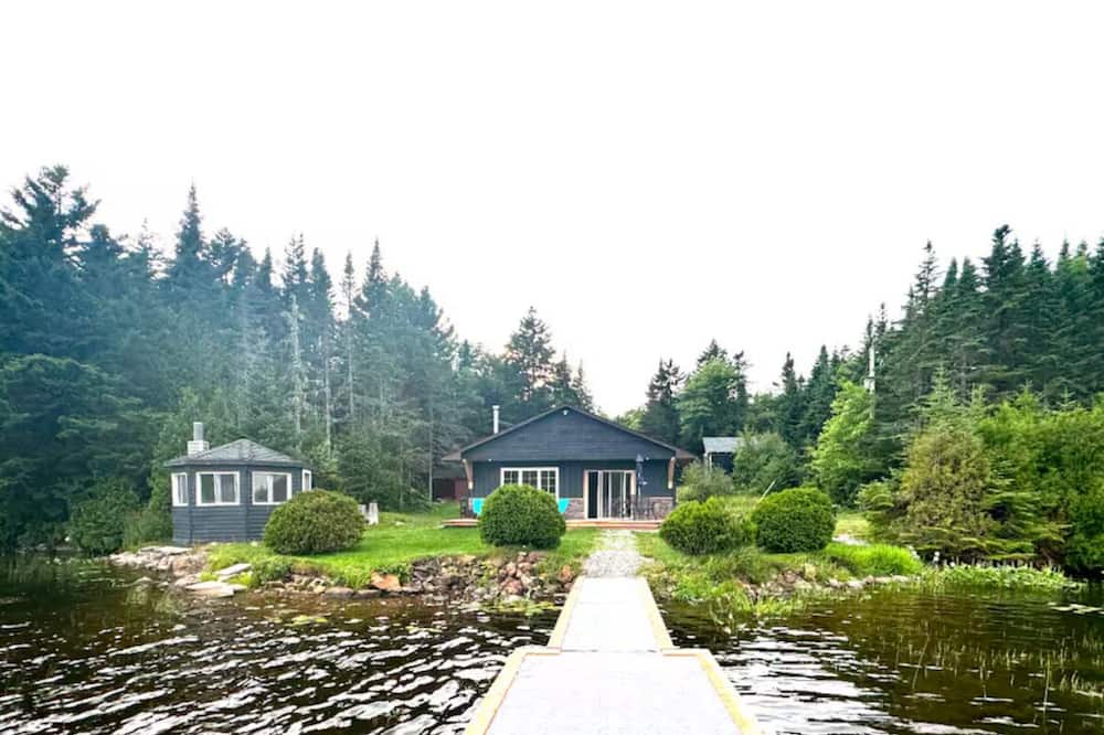 Clifton Royal Cottage | Cottage on Terreo Lake