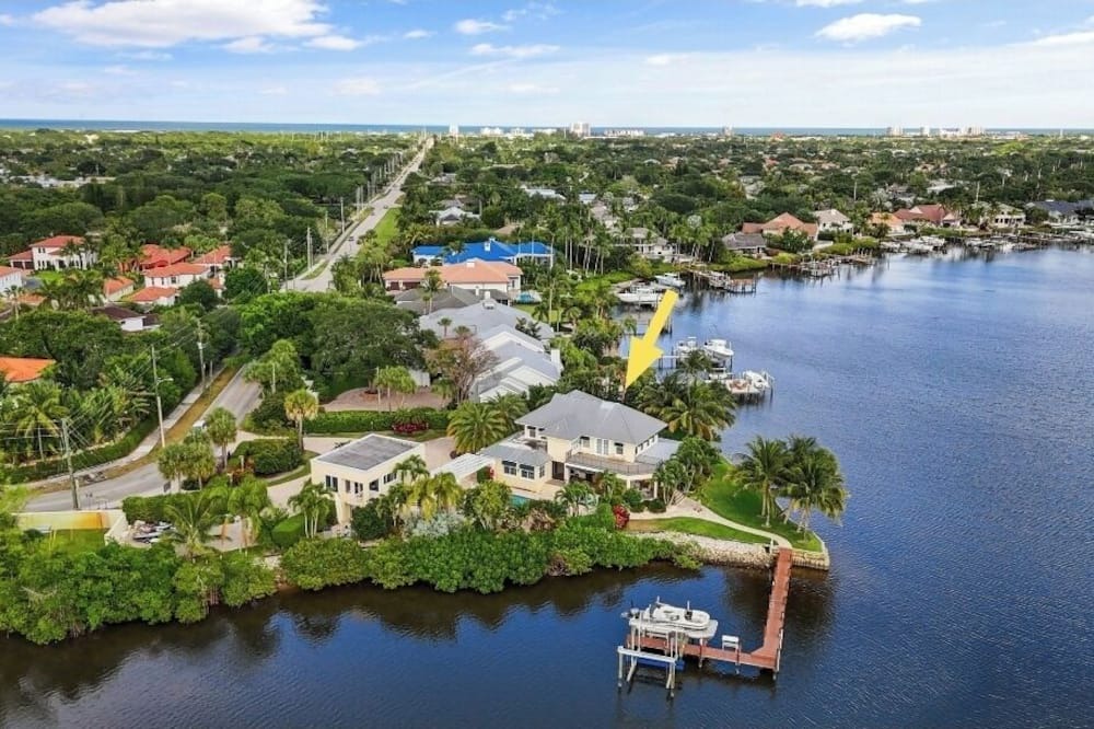 Tequesta House | Jupiter Riverfront Compound with 20,000 lb Boat Lift