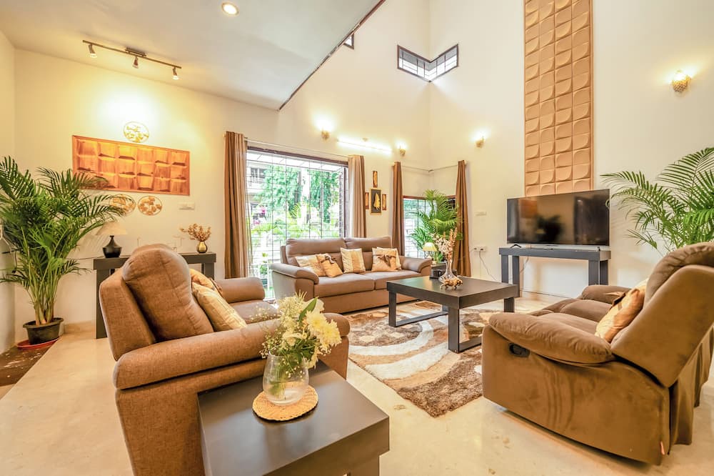 Koramangala 3 Block Villa | Billionare's Glasshouse 5BHk Spacez Luxury Villa