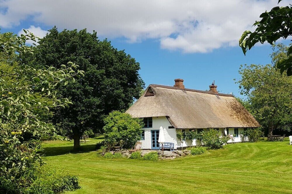 Wippendorf Cottage | Thatched cottage in the meadow