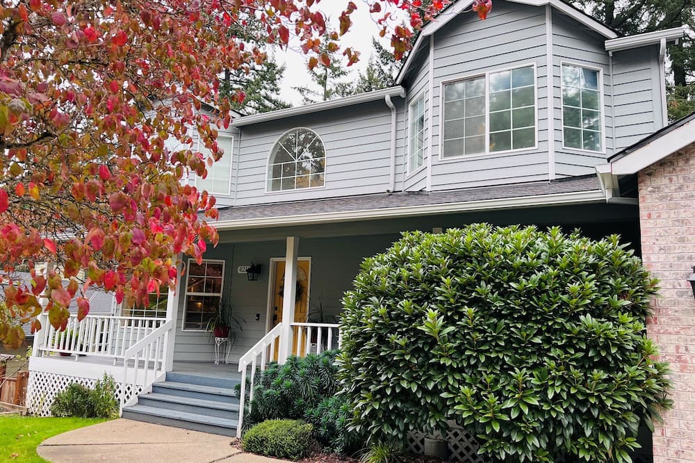 Corvallis House | The Crest and Bella Estates- Sleeps up to 21!