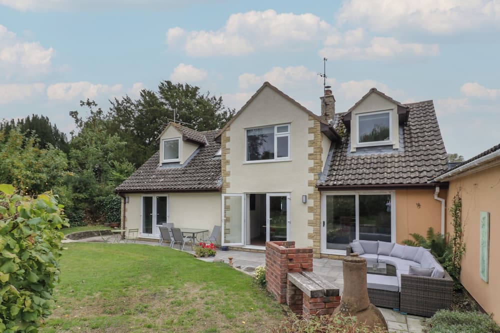 Peopleton Cottage | HARRAN, pet friendly, with hot tub in Peopleton