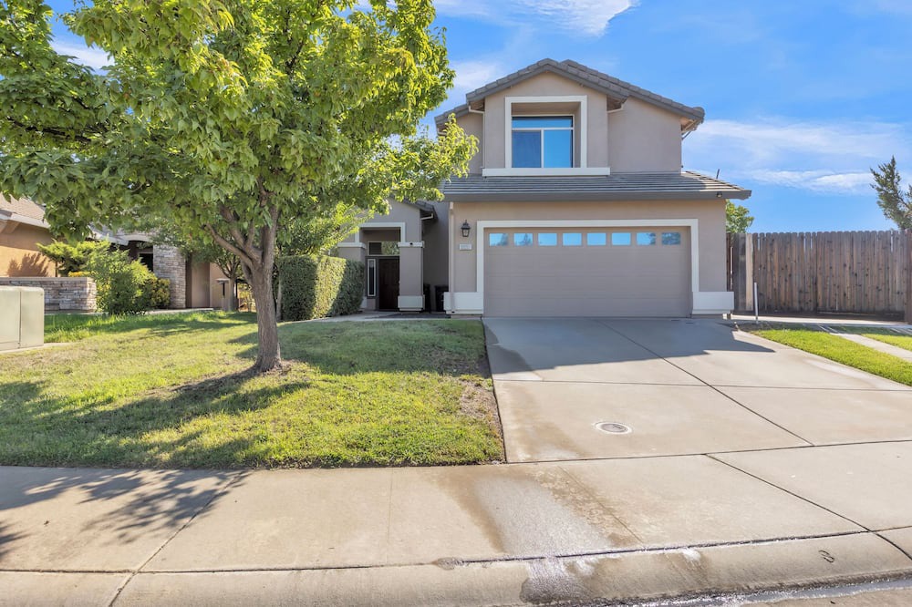 Rancho Cordova House | Rancho Heaven! Two-story 4bed 3bath Charming Home with fenced large backyard