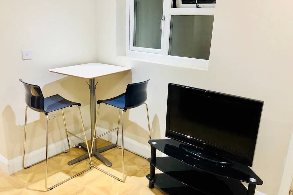 Staines Apartment | Small 3 Bed Flat near Heathrow