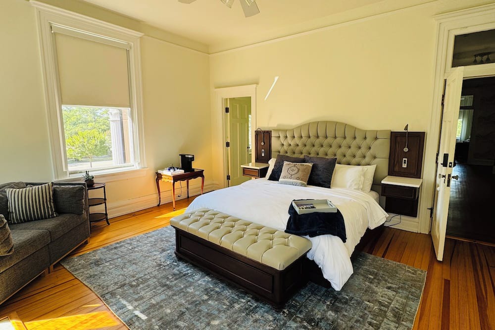 LaGrange Apartment | Dogwood Suite- Truitt Vanderbilt - King bed with bath and bistro