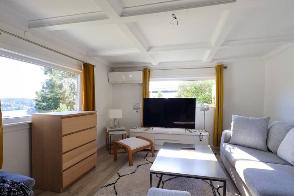 Molnlycke Apartment | 8 Beds Workers Dream Home - Free Parking - Wifi