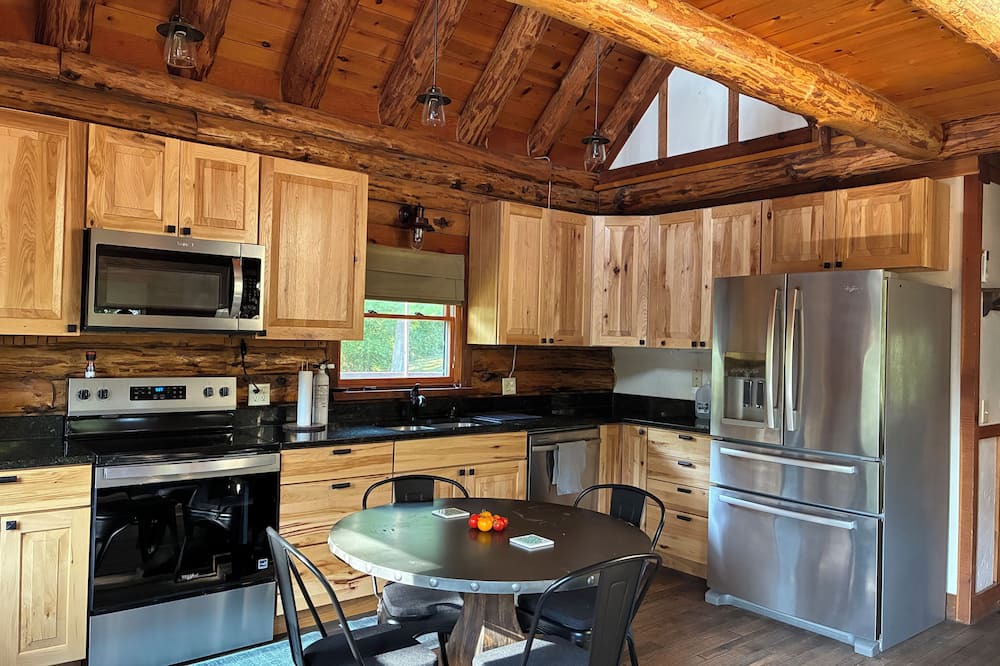 Waynesville Cabin | Chalet-Style Log Home – Waynesville, Ohio