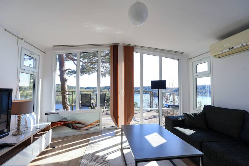 Molnlycke Apartment | Premium Workers Home - 3 beds- WiFi - Free Parking