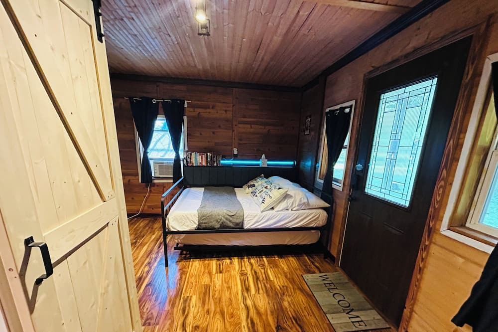 Fenton Cabin | Cozy cabin in charming Fenton near Cider Mills and Trails! Dog friendly!