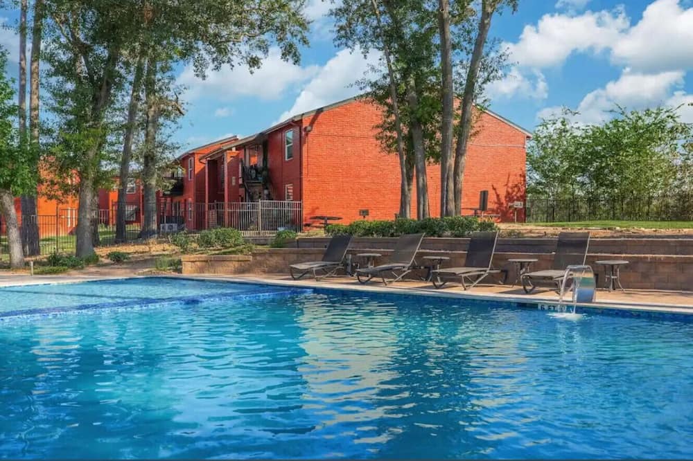 Garden Oaks Apartment | Bend 1505 0000000000