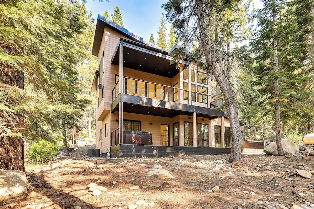 Pla-Vada Woodlands Cabin | 4 Mi to Soda Springs Resort: Hot Tub Hideaway!