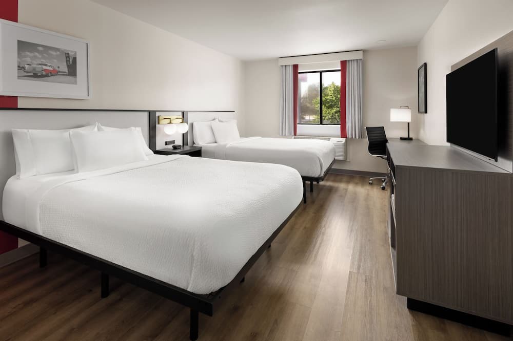 York Hotel | Clean 2 Queen-Bed Room in York just off I-83 Hershey