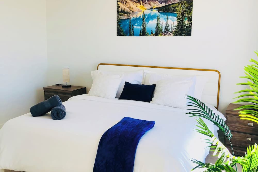 Chestermere House | 3BR,8ppl,KingBeds,HotTub,FREEparking,MountainView