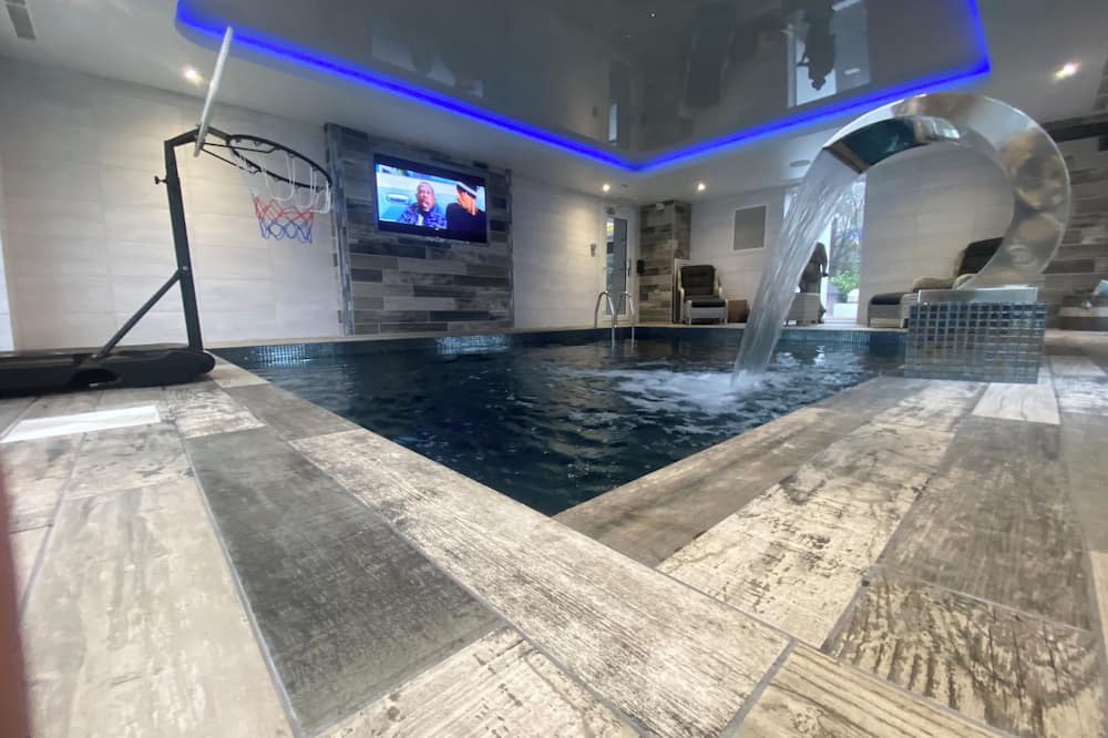 Allostock Villa | Luxury Villa in Knutsford With Heated Indoor Pool & Hot Tub