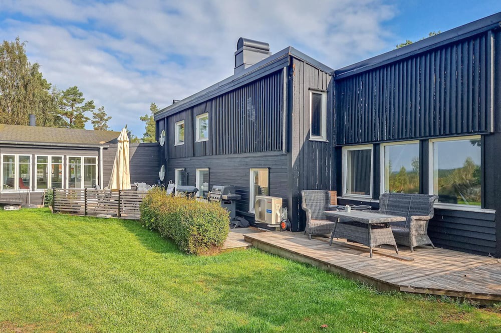 Mellerud O House | Nice home in Köpmannebro with private swimming pool, can be inside or outside