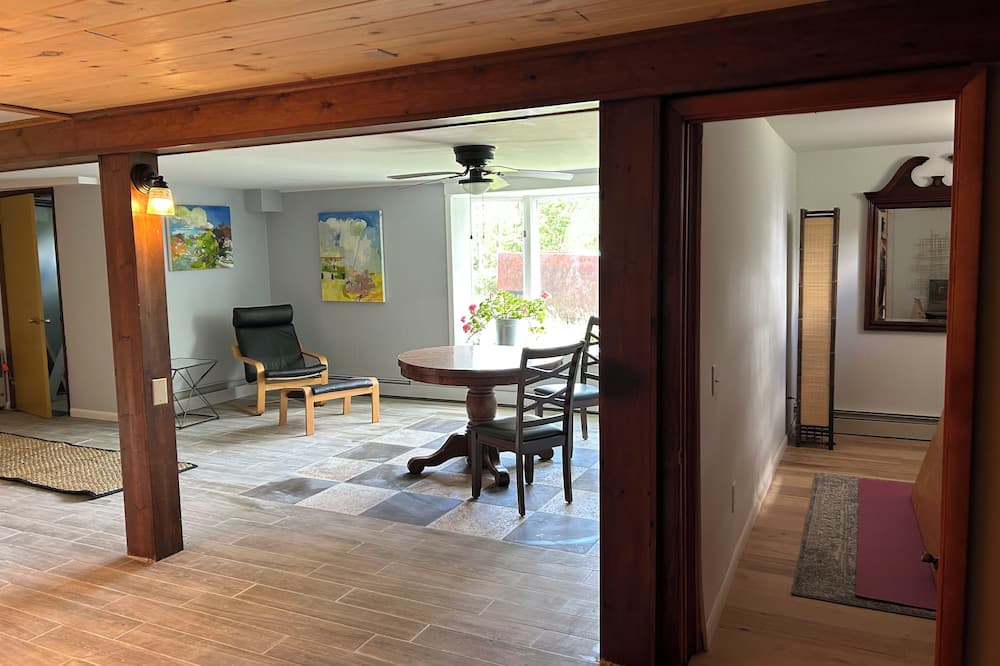 Greenwich Apartment | Tranquil Retreat, 2-bedroom apartment freshly renovated with Private Drive/Entry