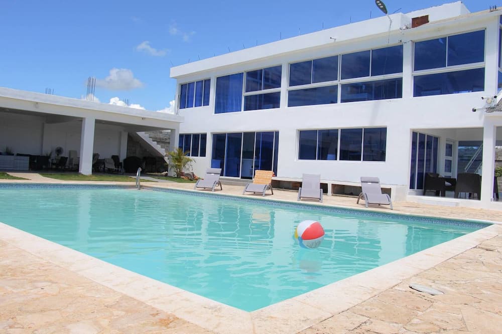 San Cristobal Villa | Private Villa w Pool & BBQ Up to 25 Guests