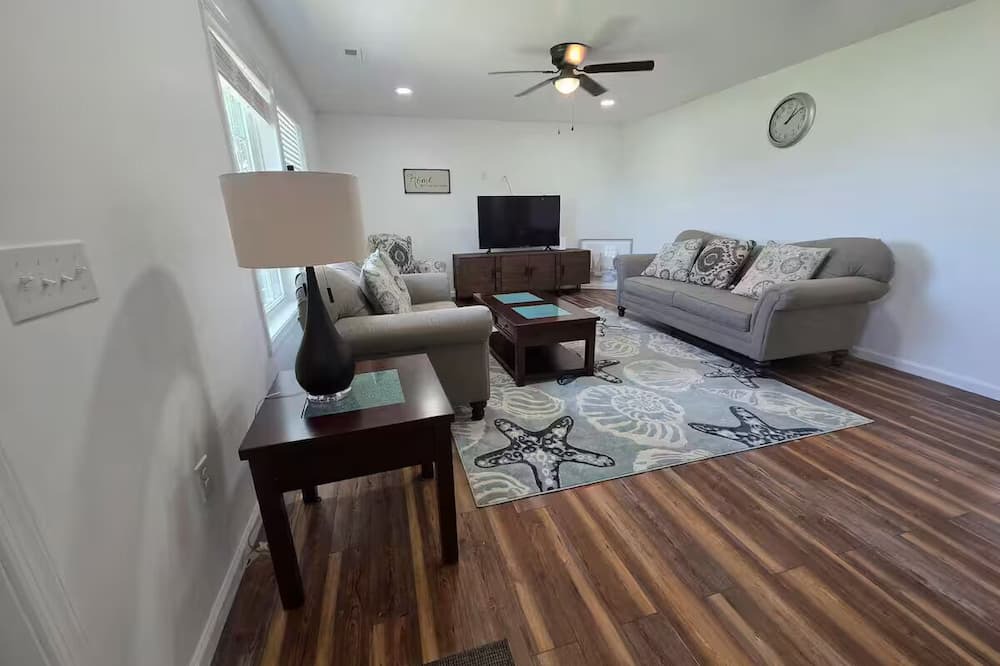 Georgetown House | Your fam will be close to everything when stay at this centrally-located place.