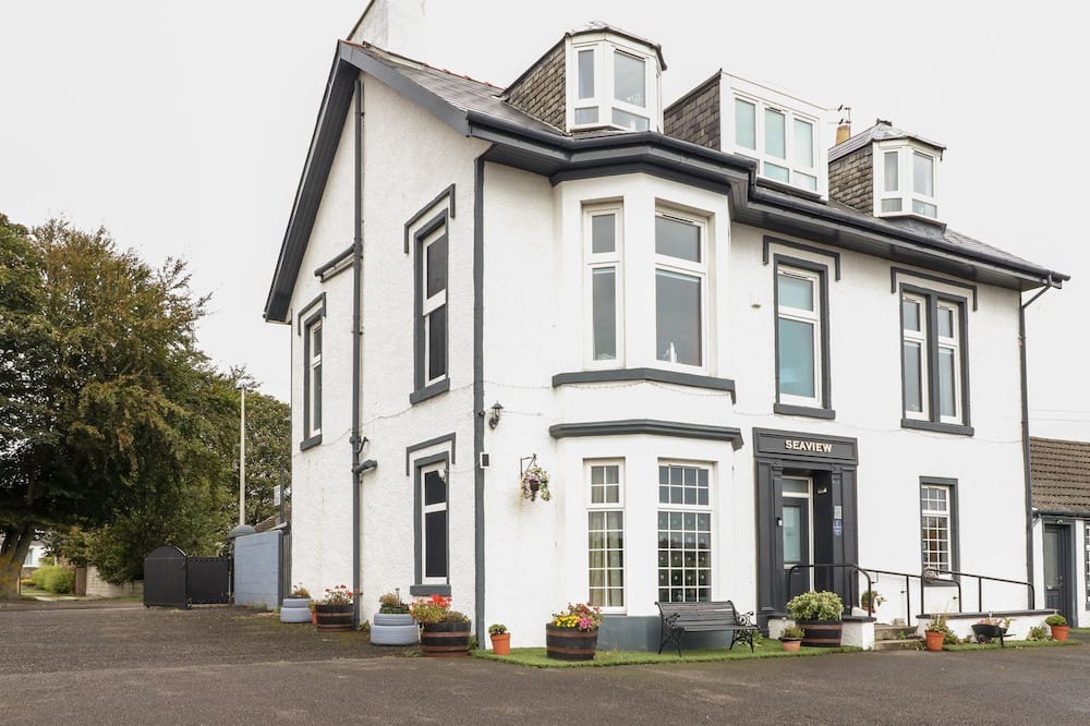 Carnoustie Cottage | SEAVIEW WELLNESS RETREAT, pet friendly, with hot tub in Carnoustie