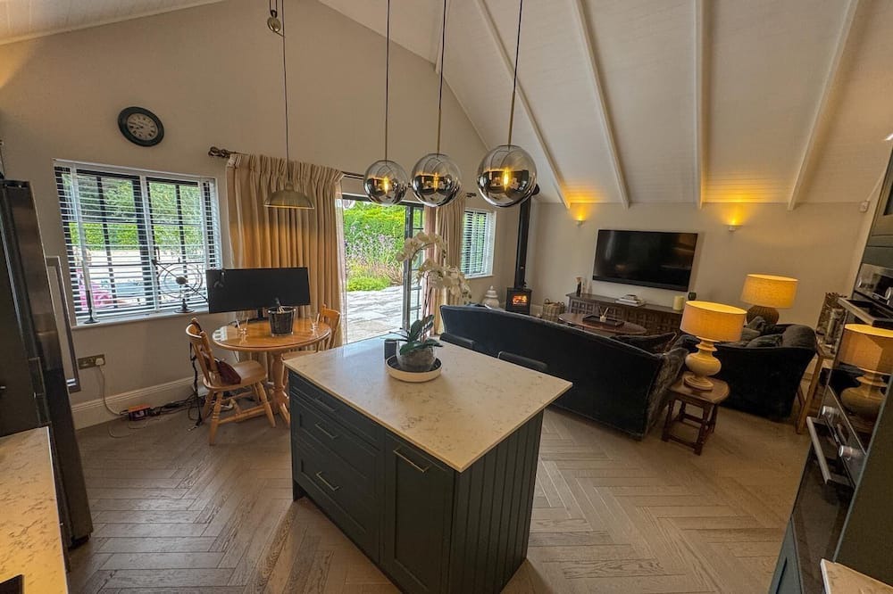 Fetcham House | Charming 2-bedroom bungalow in delightful Fetcham with fitness room