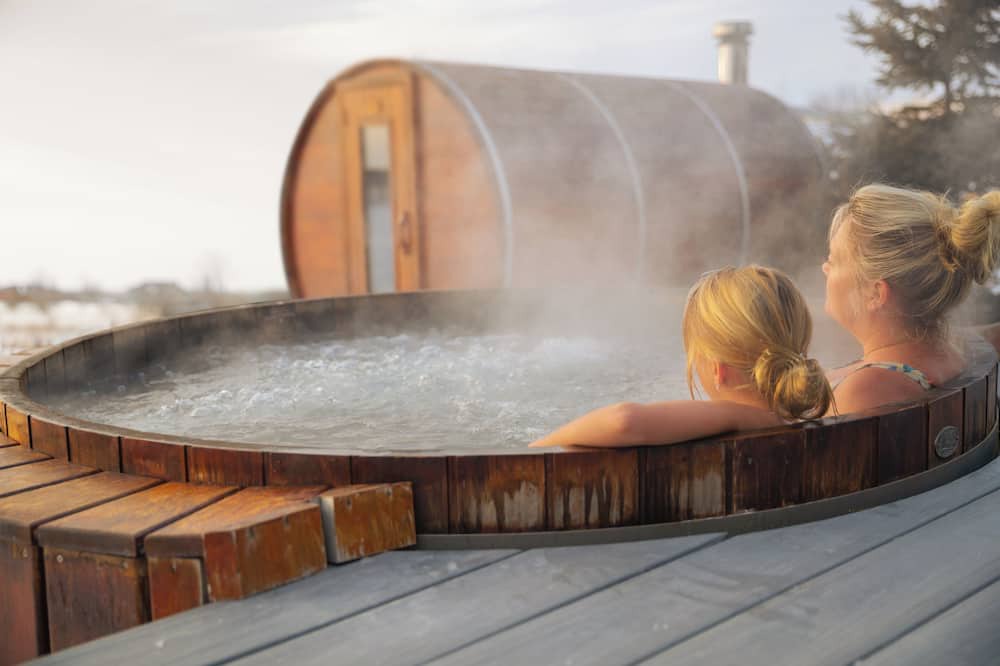 Gimli House | Lake Front Home with Private Beach in Gimli - Full Spa Amenities Hot Tub & Sauna