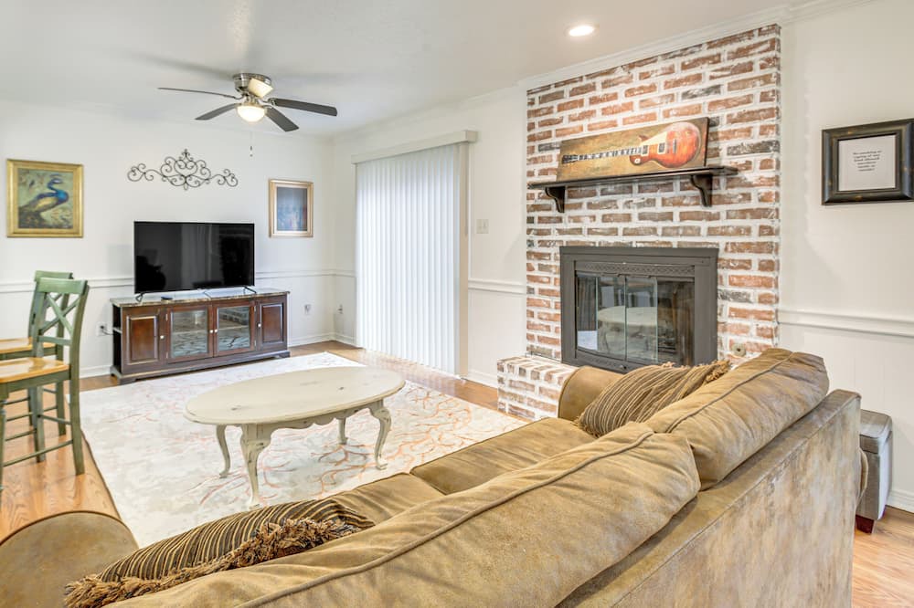 Destrehan House | 23 Mi to NOLA: Cozy & Quaint Destrehan Townhome