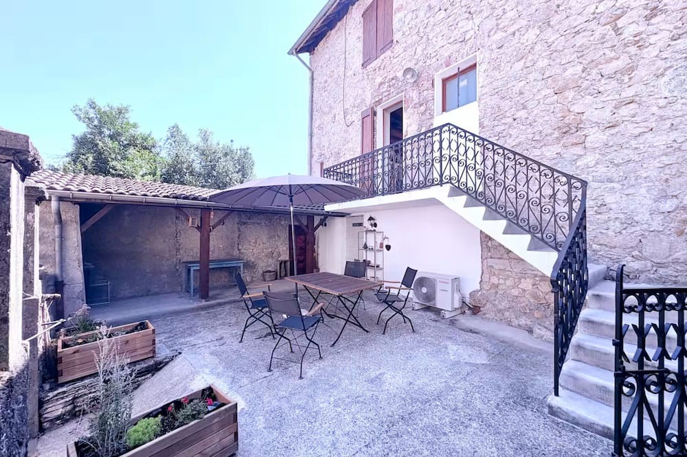 Saint-Vincent-de-Mercuze House | Holiday Home 'Casa Mialy - Clim Wifi Terrasse' with Mountain View, Wi-Fi and Air Conditioning