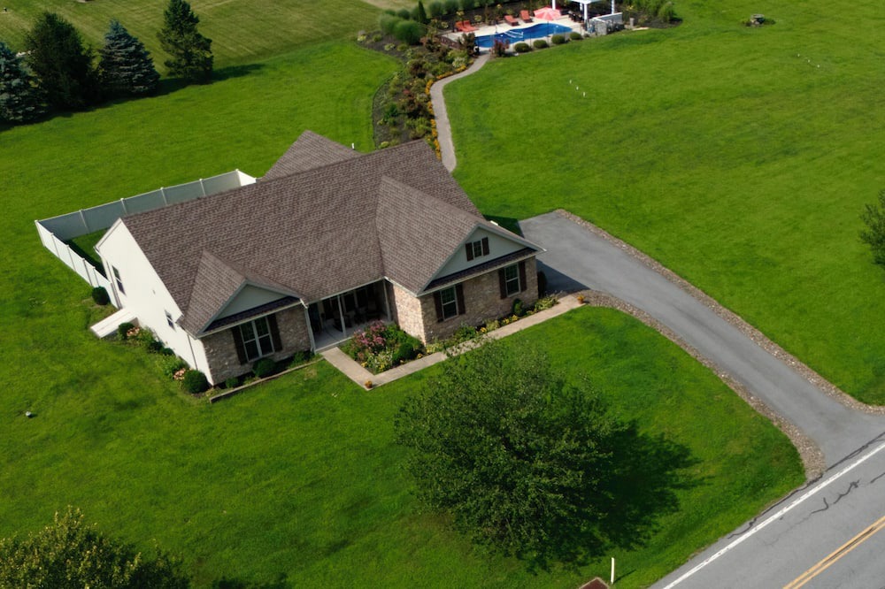 Mertztown House | Country Home Hot tub, Sauna, Pool table. 10 minutes from Bear Creek Ski Resort