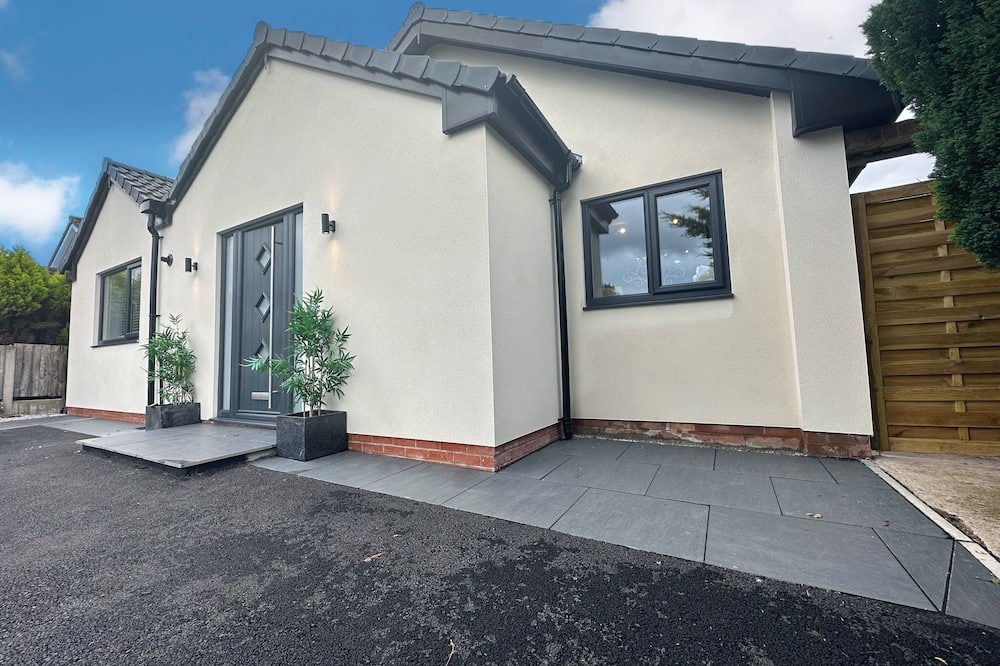 Trafford House | House in Hale With Hot Tub
