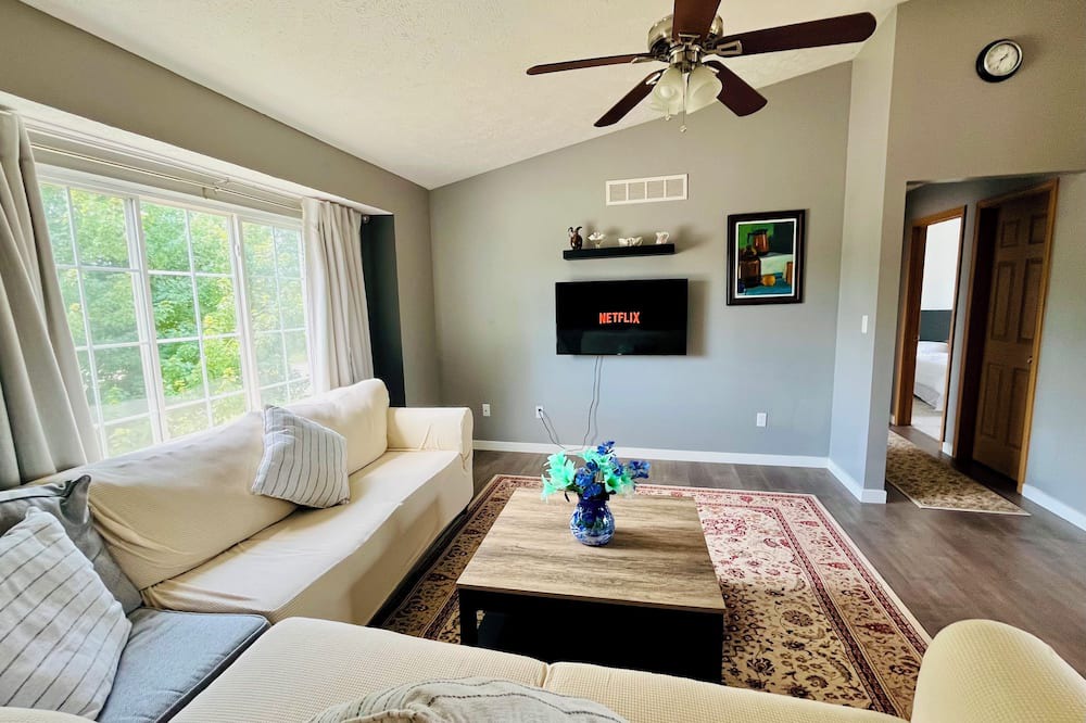 Cutlerville House | Cozy & clean 4BD house in Grand Rapids