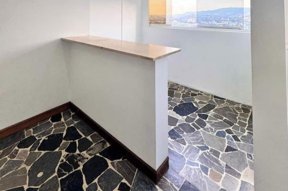 Petare Apartment | Luxury & Location, Beautiful & Spacious Apt in Altamira