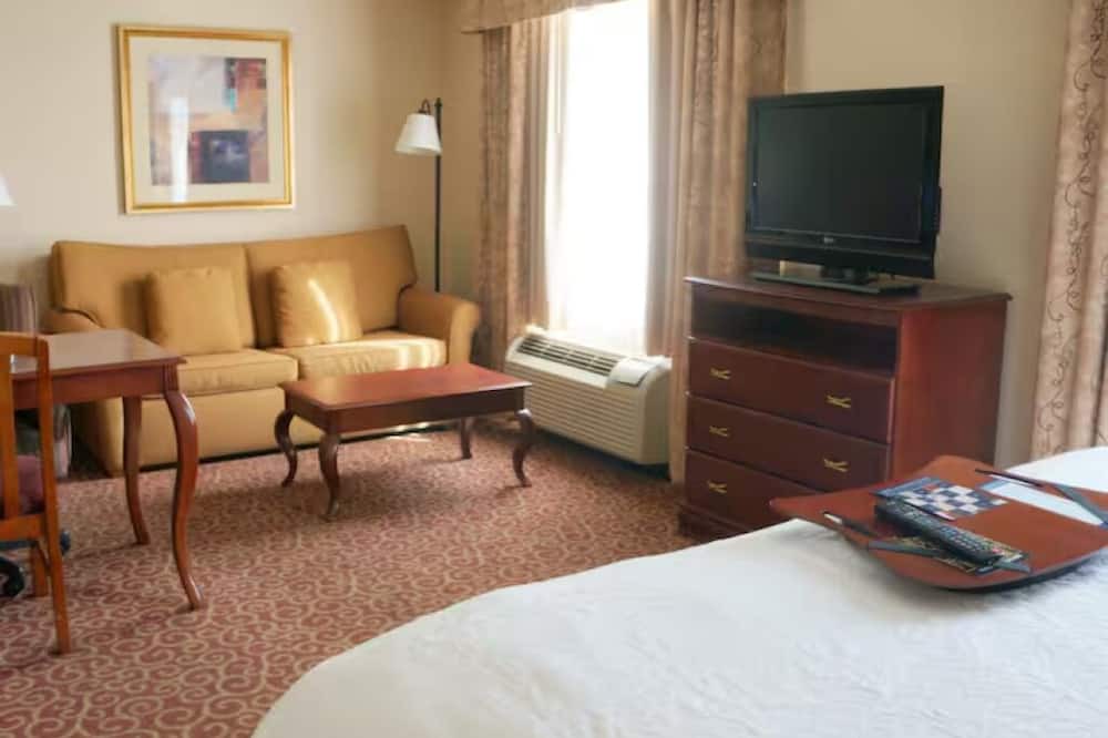 Kingman Hotel | Explore the Grand Canyon: Kingman Stay w/Pool & Close to Downtown