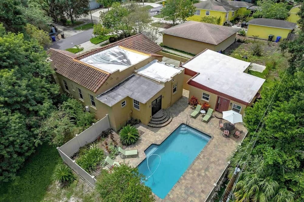 Lakeland House | 2x Private Properties + Pool