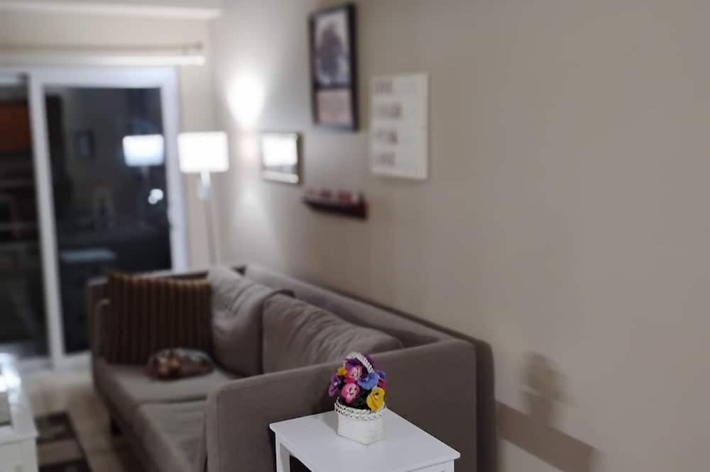 Allenton Apartment | Armada is only a block long however has much to offer from Achatz Pies to Blakes