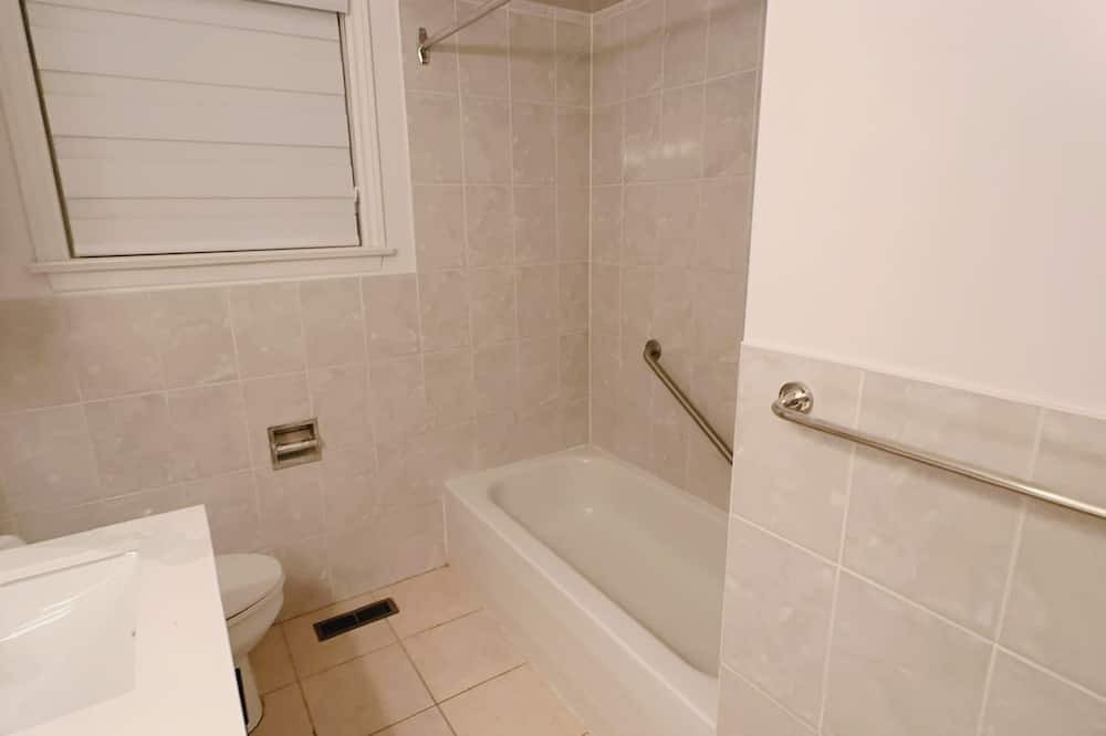 Applewood House | Entire 05 Bedroom House near YYZ
