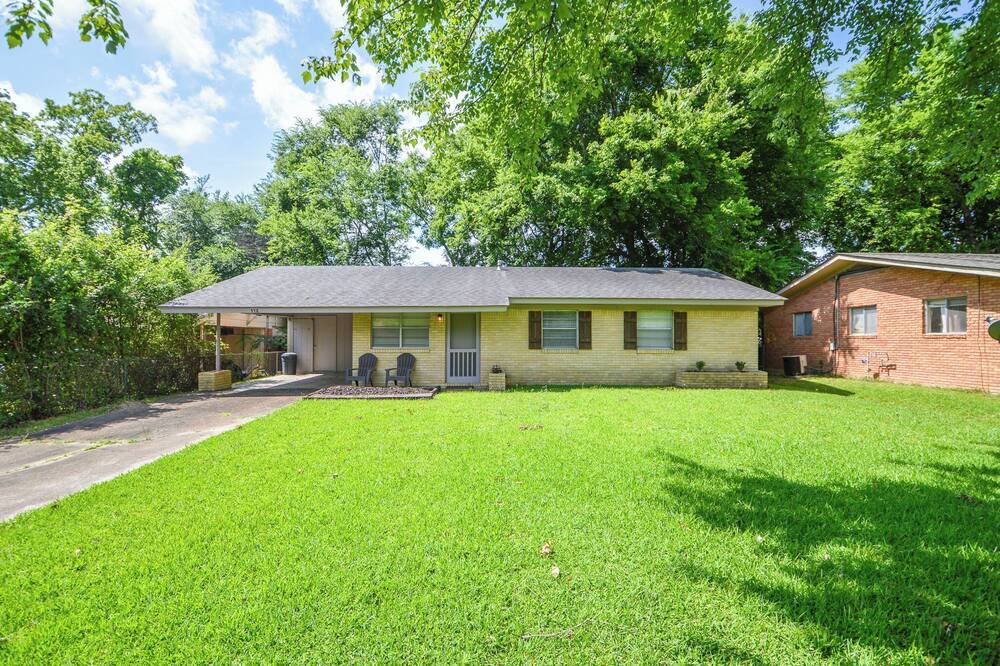 Starkville House | Game Day Getaway-Walk to Stadium