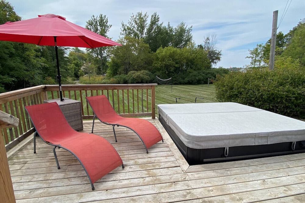 Wellington Apartment | Private Beach, Hot Tub, A Vacay to Remember!