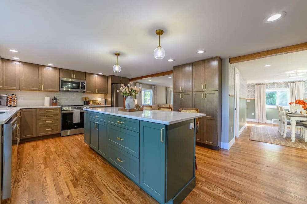 Alpena House | Newly Built|Riverfront|Kayaks|Hot tub|King|AC