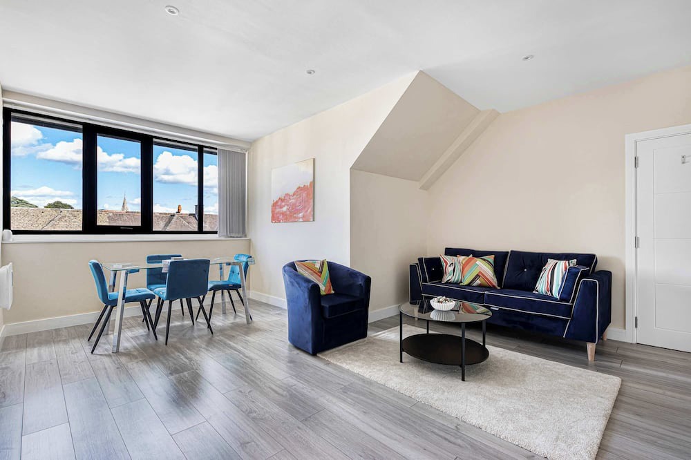 Sutton Apartment | City Service Lets | Large Cheam 1 Bed with Parking | Long Stays Welcome