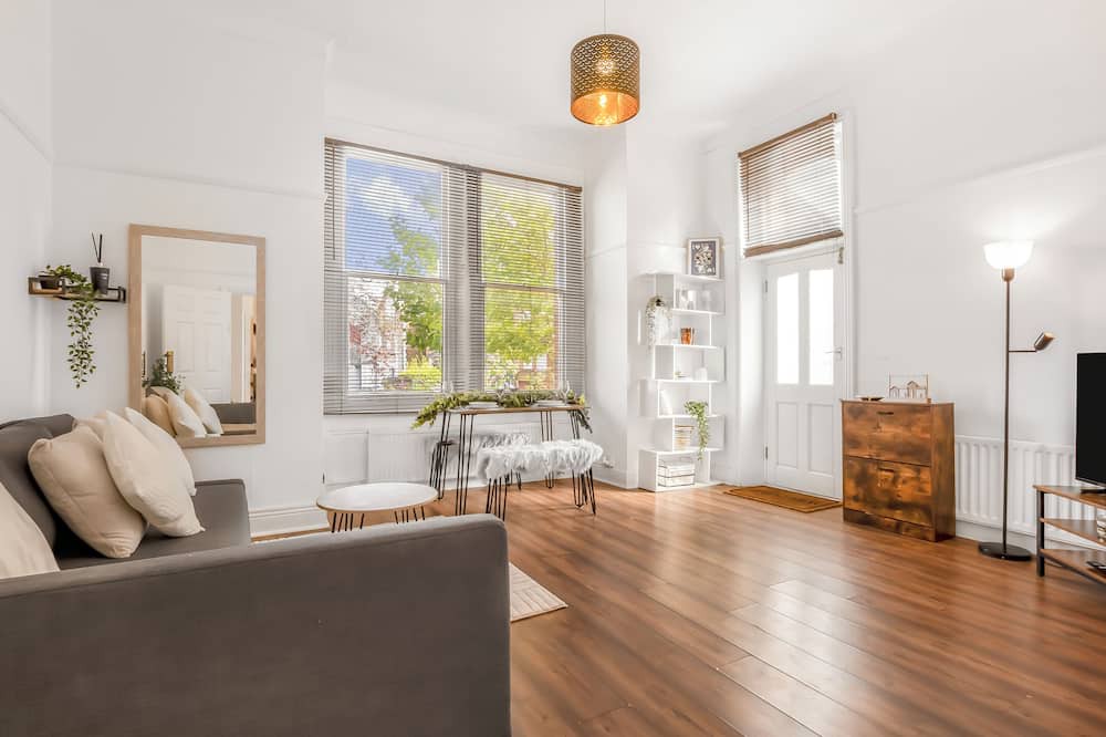 Croham Apartment | Stylish 1BR Flat|Terrace|Free Parking|Rail Station