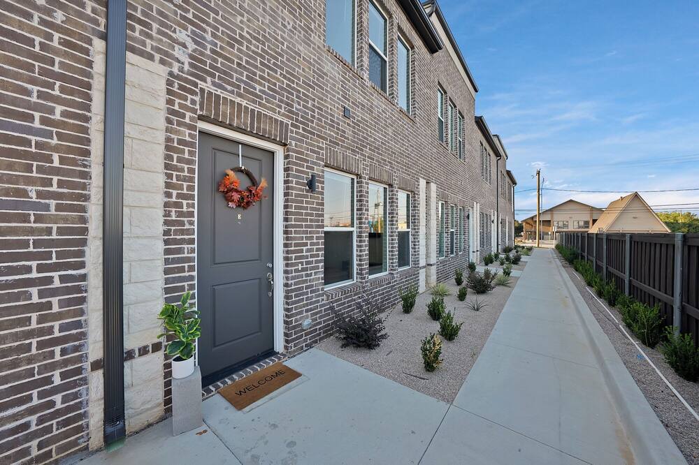 Central Arlington House | Charming 2-bedroom townhome Near AT&T Stadium in Arlington