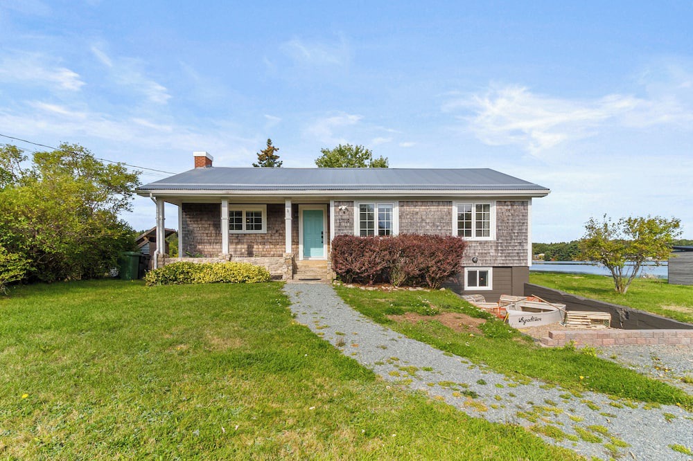 Tantallon House | Waters Edge on the Cove | Hot Tub Sleeps 11
