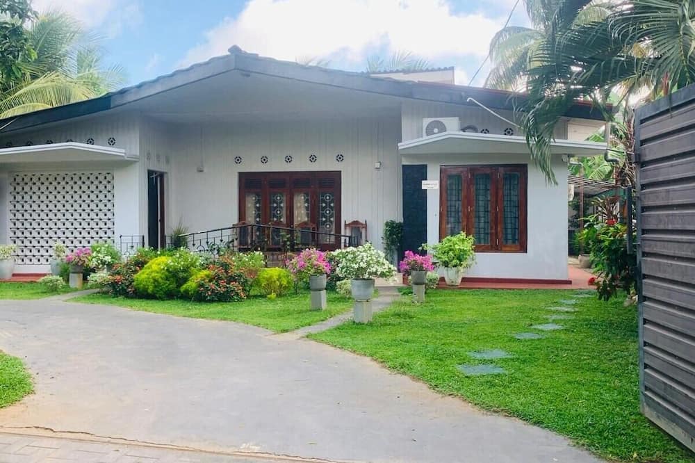 Kochchikade House | Palmwood Cottages with Private Kitchen Near Airport