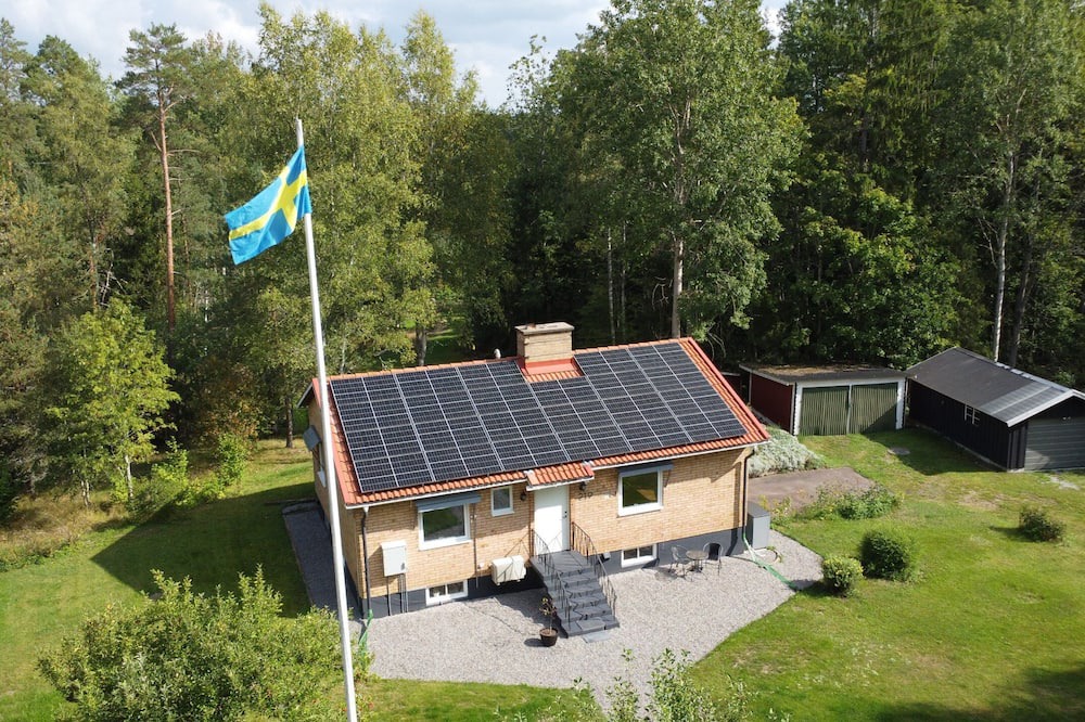 Orrefors House | Villa Orreforshult - Modern vacation home with its own pond in Småland