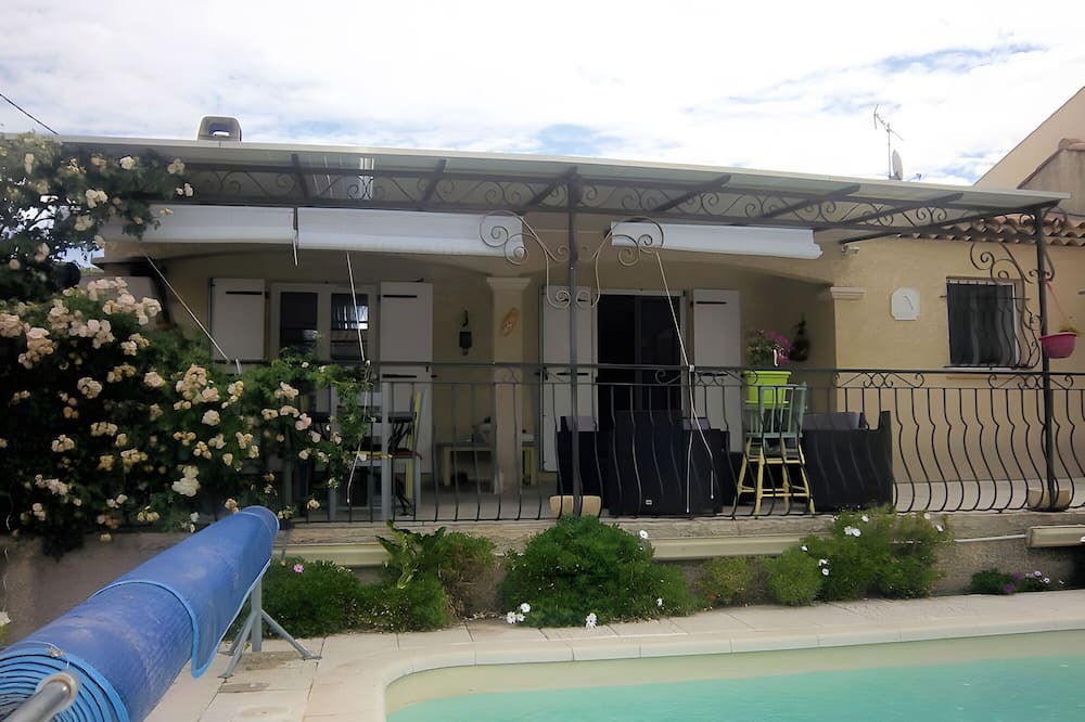 Port-Saint-Louis-du-Rhone Bed & Breakfast | Bed and Breakfast 'Salamandre Chambre D'hote' with Shared Pool, Wi-Fi and Air Conditioning